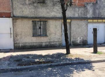Casa · 90m² · 3 Ambientes · 1 Cochera · Casa con Detalles y Parque, Dueño Financia, Acepta Autos