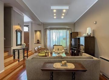 Casa · 237m² · 4 Ambientes · 2 Cocheras · Casa en Venta de 3 Plantas, con Jardín y Cochera en Martínez
