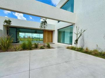 Casa · 230m² · 6 Ambientes · 2 Cocheras · Casa de Minimaslista y de Diseño