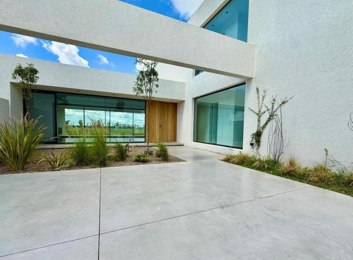 Casa · 230m² · 6 Ambientes · 2 Cocheras
