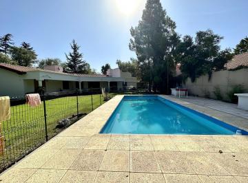 Casa · 395m² · 5 Dormitorios · 4 Cocheras · Hermosa Casa en Venta con Quincho. Gran Terreno, Ideal Posada!
