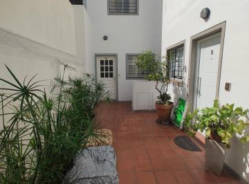 Departamento · 64m² · 5 Ambientes · 1 Cochera · Venta Casa Departamento en Pb con Patio Amplio y Cochera – Arroyito