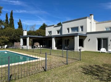 Casa · 377m² · 8 Ambientes · 6 Cocheras · Casa en Estancias del Pilar