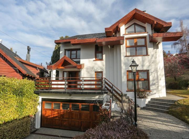 Casa · 340m² · 6 Ambientes · 1 Cochera