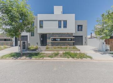 Casa · 162m² · 4 Ambientes · 1 Cochera · Casa Dúplex