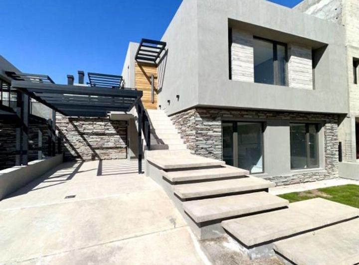 Casa · 229m² · 4 Ambientes · 1 Cochera