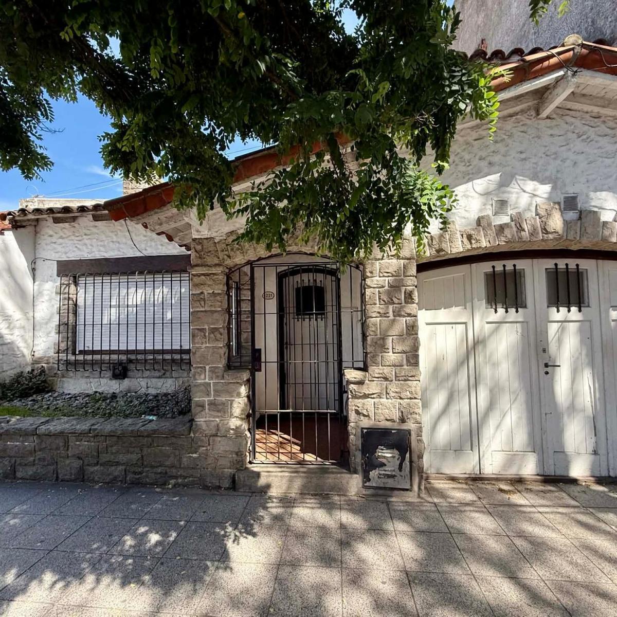 Chalet 4 amb, 145m² con patio y cochera — Pompeya