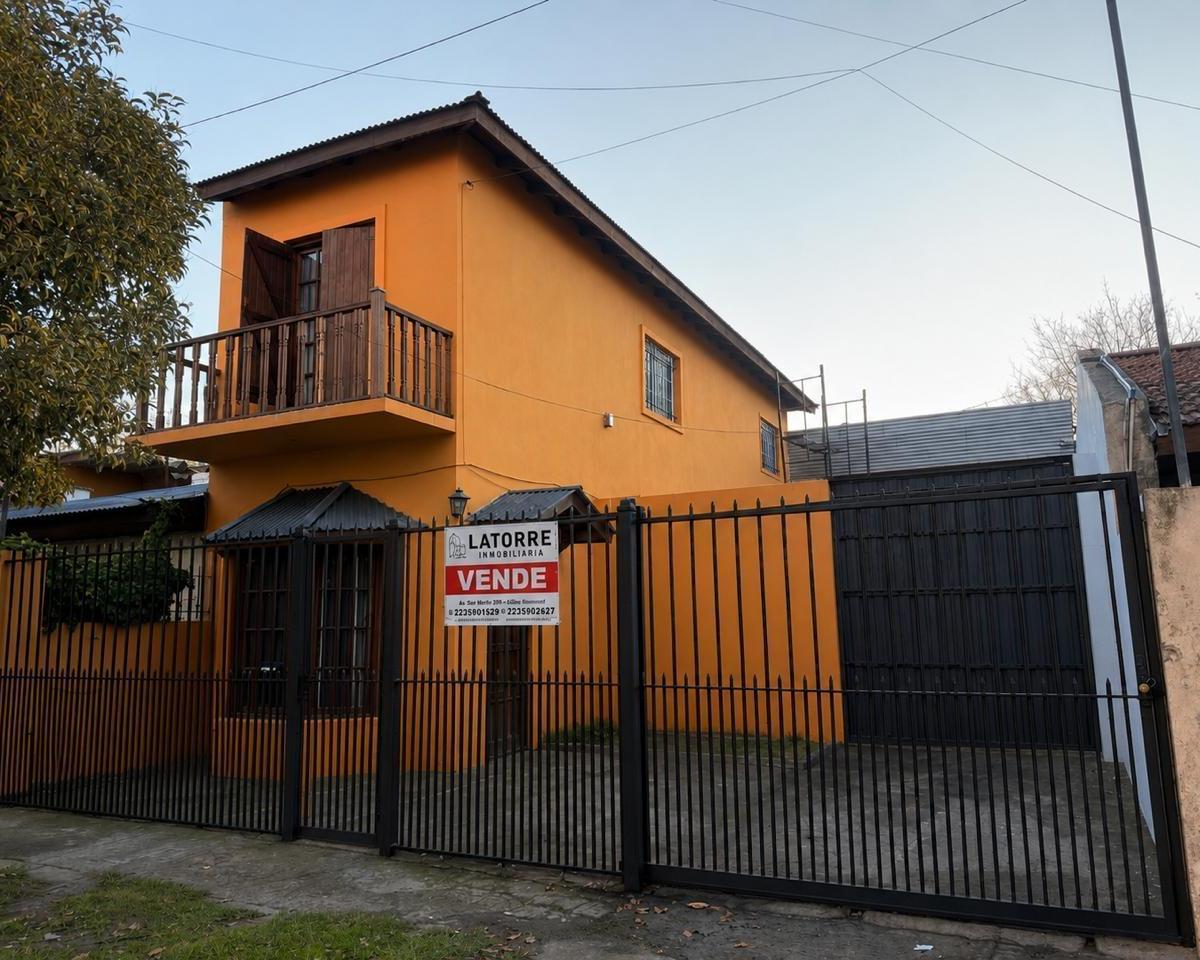 Casa de 3 ambientes en dos plantas. Amplio galpon- sobre lote propio de 8,66 X 26