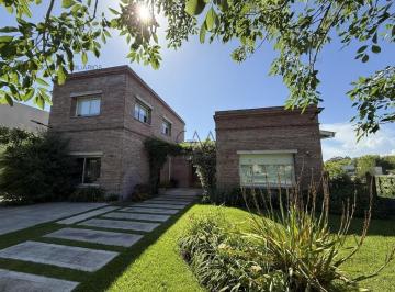 Casa · 240m² · 5 Ambientes · Casa en Alquiler Temporada Arenas del Sur