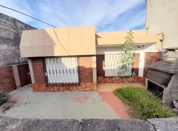 Casa · 141m² · 4 Ambientes · 1 Cochera · Venta Casa Multifamiliar en Merlo