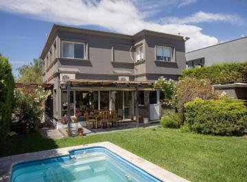 Casa de 6 ambientes, Ciudad de Mendoza · Barrio Dalvian - Casa en Venta