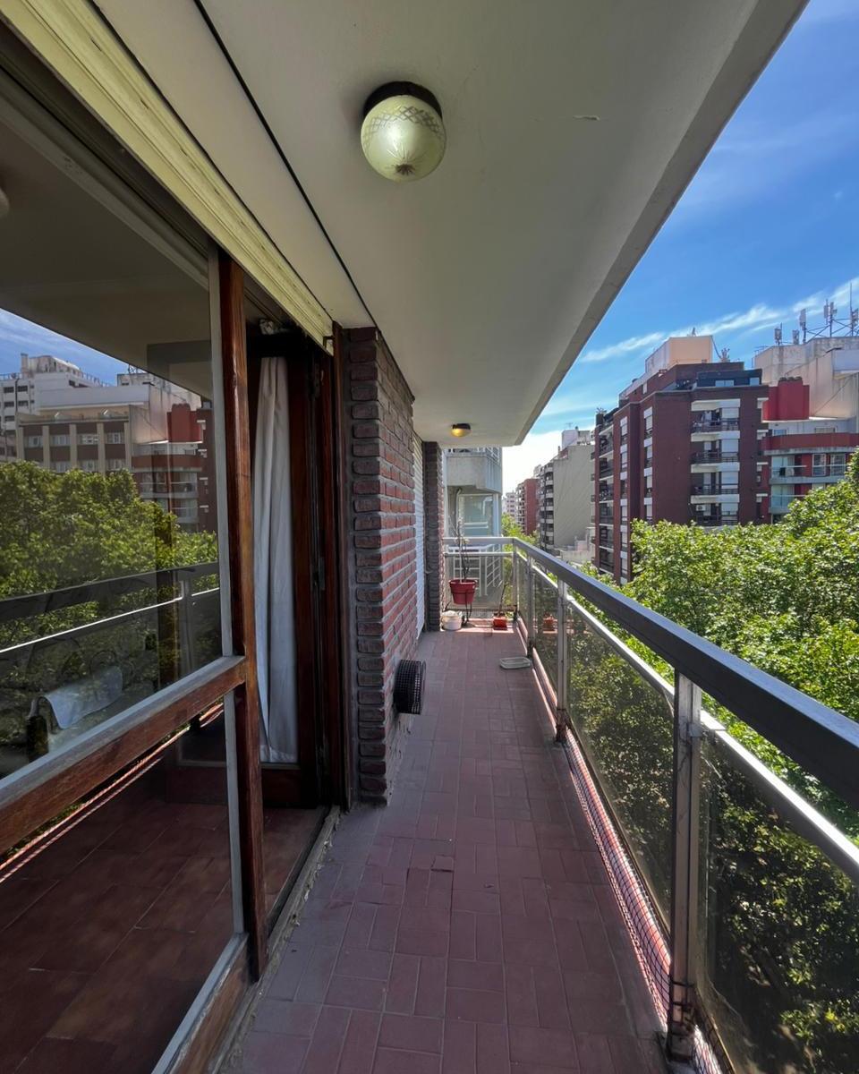 Departamente en Venta. Zona La Perla. Amplio living comedor con balcon al frente.