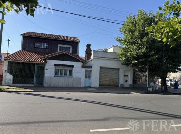 Casa · 216m² · 5 Ambientes · 2 Cocheras · Venta de Casa 5 Ambientes con Cochera y Local en Sarandí