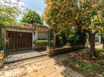 Casa · 115m² · 4 Ambientes · 1 Cochera · Casa en Venta Desarrollada Íntegramente en Una Planta con Muy Buen Jardín en Martínez.