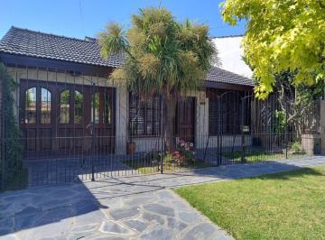 Casa · 130m² · 3 Ambientes · 1 Cochera · Chalet 3 Ambientes
