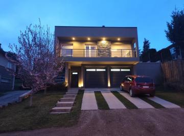 Casa · 225m² · 4 Ambientes · 2 Cocheras · Casa en Venta - Esquel - Barrio Buenos Aires