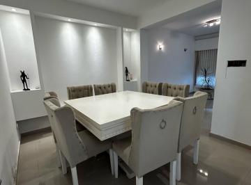 Casa · 173m² · 7 Ambientes · 1 Cochera · Ubicación Privilegiada! Gran Casa con Pileta