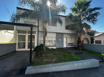 Casa · 173m² · 7 Ambientes · 1 Cochera · Ubicación Privilegiada! Gran Casa con Pileta