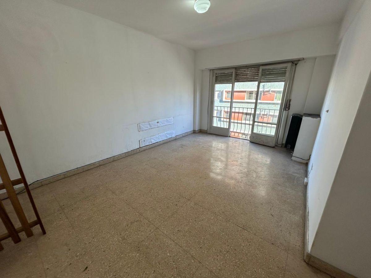3 ambientes con dependencia. Todo a la calle. 68 metros cubiertos.