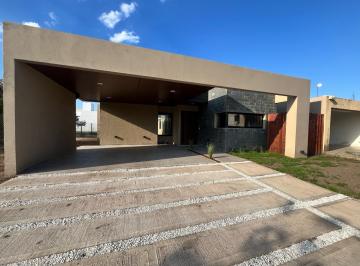 Casa · 210m² · 5 Ambientes · 2 Cocheras · Casa en Venta Barrio Las Cañitas Una Planta Dos Dorm. y Escritorio Escritura