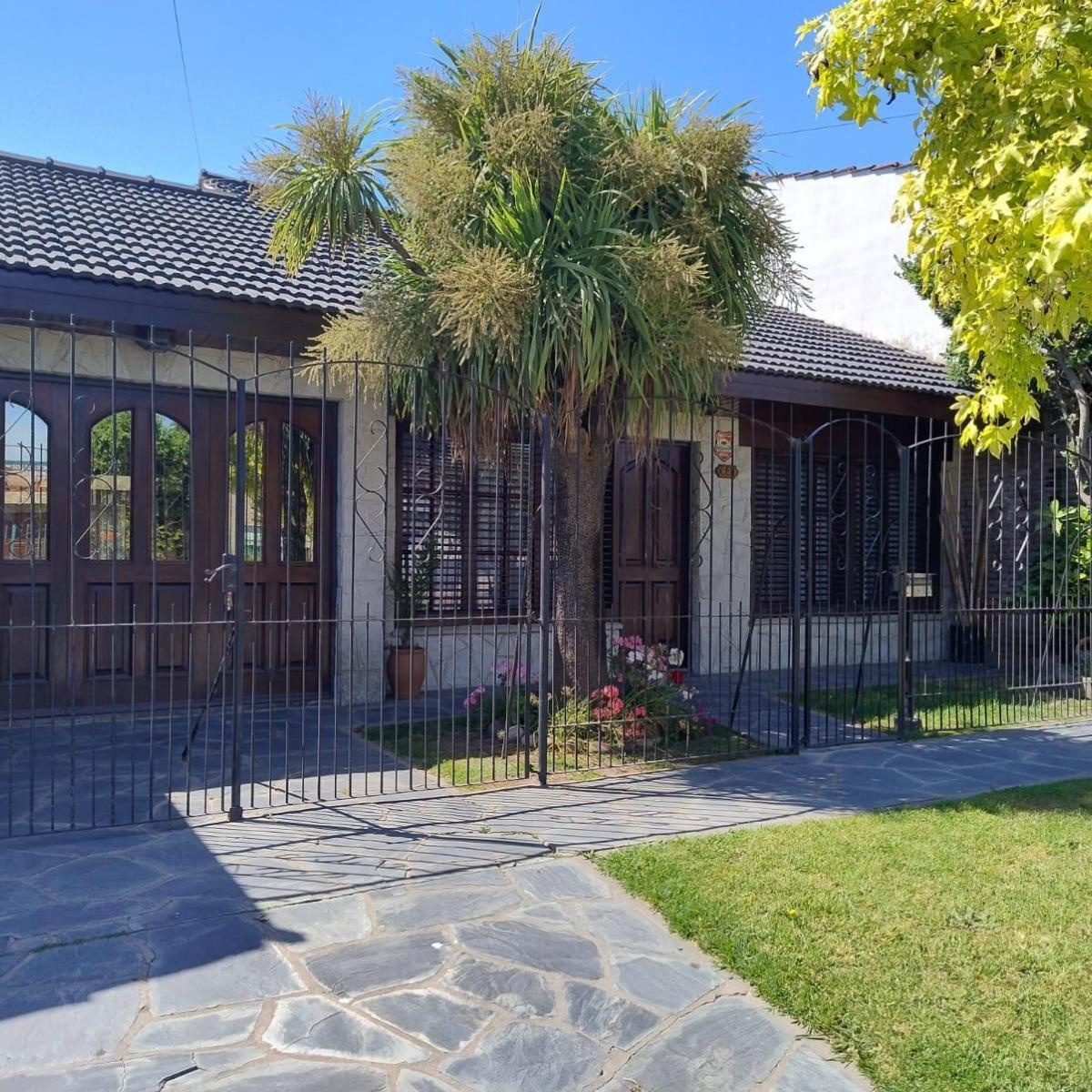 Chalet 4 amb, 130m² con garage para 2 autos — Malvinas Argentinas