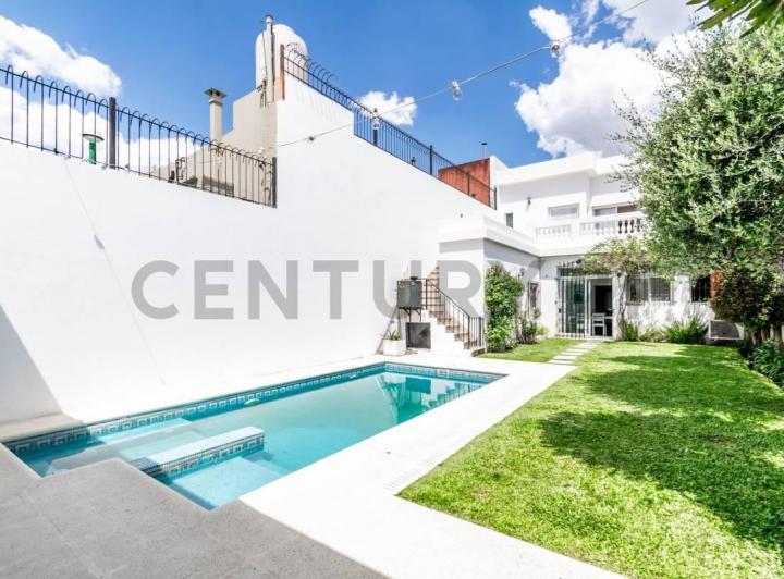 Casa · 334m² · 5 Ambientes · 2 Cocheras
