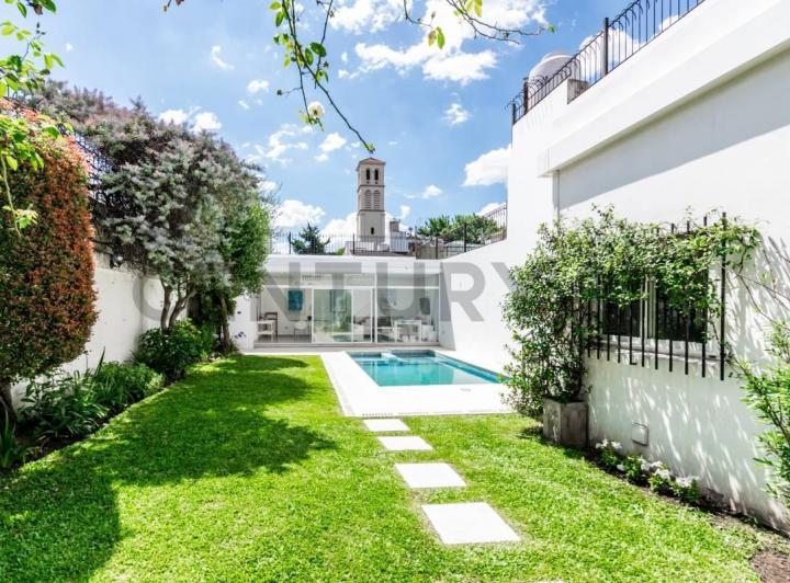 Casa · 334m² · 5 Ambientes · 2 Cocheras