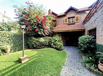 Casa · 290m² · 6 Ambientes · 2 Cocheras · Casa en Venta Ubicada en Martínez, 3 Plantas, con Lindo Jardín y Pileta!