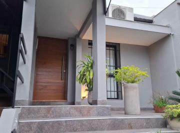 Casa de 4 ambientes, San Miguel de Tucumán · En Venta – Hermosa y Amplia Casa de 3 Dorm. en Zona Residencial
