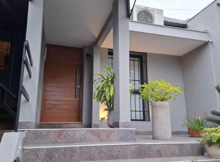 Casa · 250m² · 4 Ambientes · 3 Cocheras