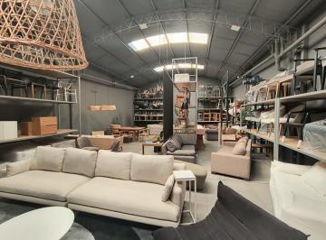 Local comercial · 300m² · 3 Ambientes · Amplio Local Comercial en Pichincha