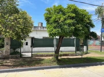 Casa · 105m² · 4 Ambientes · 2 Cocheras · Casa a La Venta en Adolfo Sourdeaux