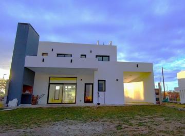 Casa · 192m² · 8 Ambientes · 2 Cocheras · Casa en Tejas 4