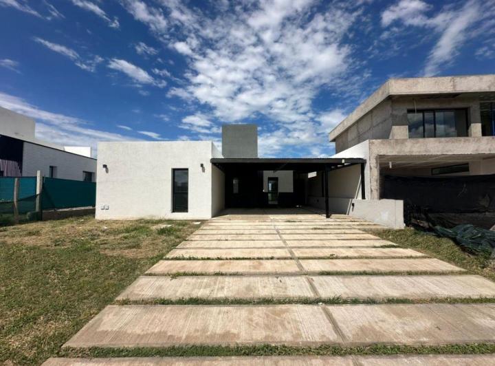 Casa · 225m² · 4 Ambientes · 2 Cocheras
