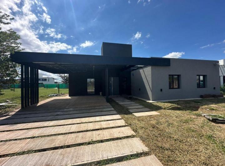 Casa · 198m² · 4 Ambientes · 2 Cocheras