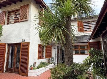 Casa · 242m² · 5 Ambientes · 1 Cochera · Chalet 5amb. con Piscina en Pleno Stella Maris