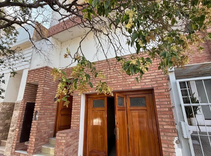 Casa · 156m² · 8 Ambientes · 1 Cochera