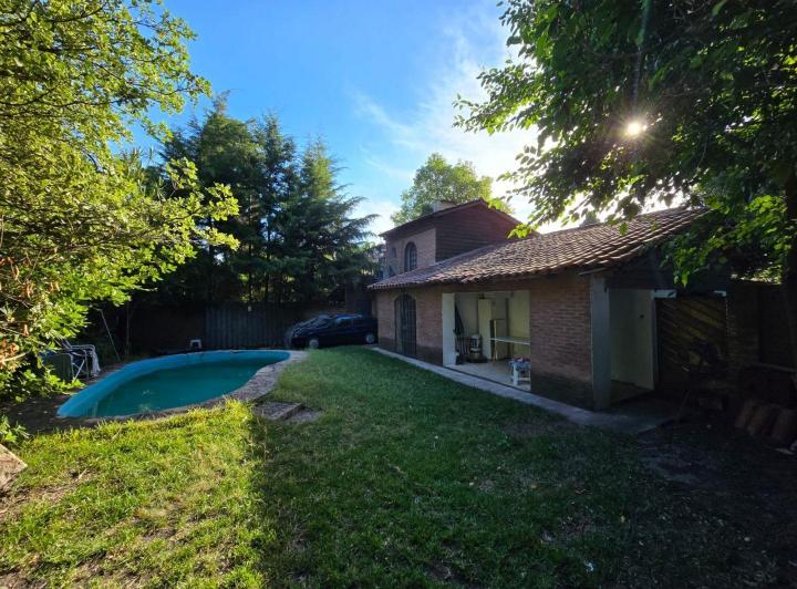 Casa · 240m² · 6 Ambientes · 1 Cochera