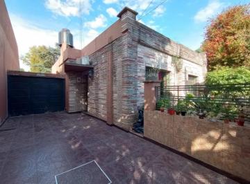 Casa · 84m² · 5 Ambientes · 1 Cochera · Casa en Berazategui