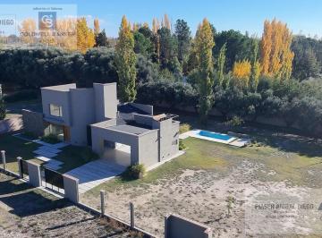 Casa · 300m² · 8 Ambientes · 2 Cocheras · Casa a Estrenar Todos Los Servicios y Casa de Huésped de Regalo
