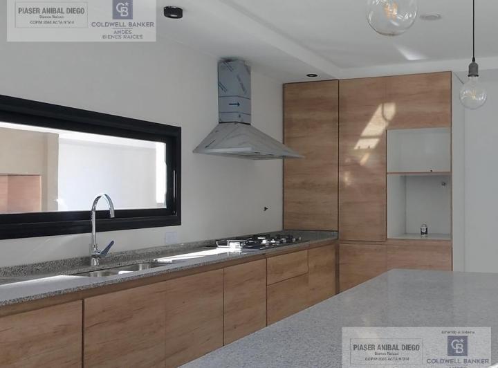 Casa · 300m² · 8 Ambientes · 2 Cocheras