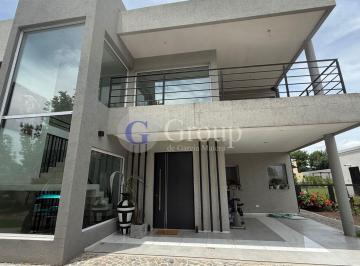 Casa · 300m² · 6 Ambientes · 1 Cochera · Casa en Venta en Santa Guadalupe, Pilar del Este, Pilar