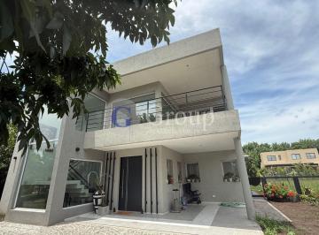 Casa · 300m² · 6 Ambientes · 1 Cochera · Casa en Venta en Santa Guadalupe, Pilar del Este, Pilar