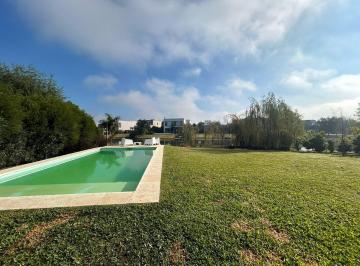 Casa · 210m² · 5 Ambientes · 2 Cocheras · Casa a La Venta en Cantón Golf - con Vista a La Laguna