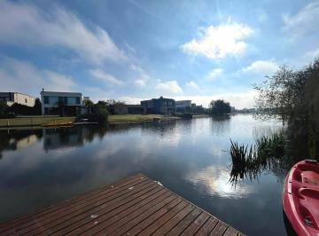 Casa · 210m² · 5 Ambientes · 2 Cocheras · Casa a La Venta en Cantón Golf - con Vista a La Laguna