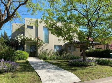 Casa · 250m² · 5 Ambientes · Casa en Alquiler Temporario en Villanueva