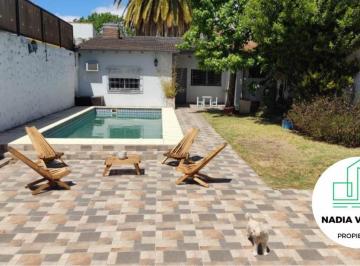 Casa · 310m² · 4 Dormitorios · 3 Cocheras · Chalet 5 Ambientes con Pileta y Fondo Libre - Acepta Permuta - Villa Luzuriaga.
