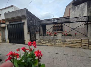 Casa · 140m² · 5 Ambientes · 2 Cocheras · En Venta en Caseros Al Frente Casa de 3 Ambientes Sobre Lote Propio F: 10822