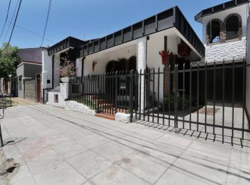 Casa · 249m² · 5 Ambientes · 3 Cocheras · Venta Casa en Lote Propio 5 Ambientes Apto Credito Patio Terraza 3 Cocheras Ciudadela
