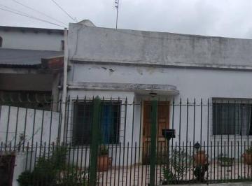 Casa · 350m² · 3 Ambientes · 1 Cochera · Venta Casa 3 Ambientes con Patio Parrila Cochera Apto Crédito
